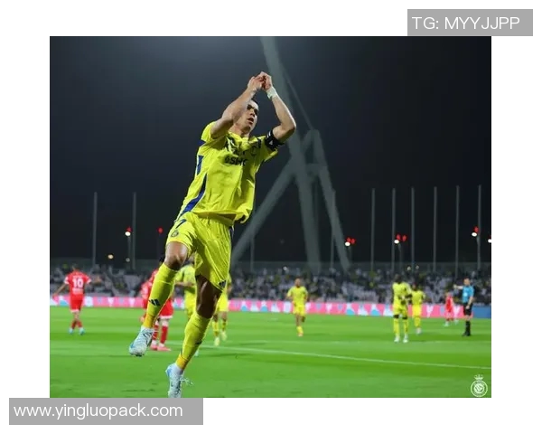 球迷疯狂冲进场内抢夺C罗球衣引发热议的欧冠奇观